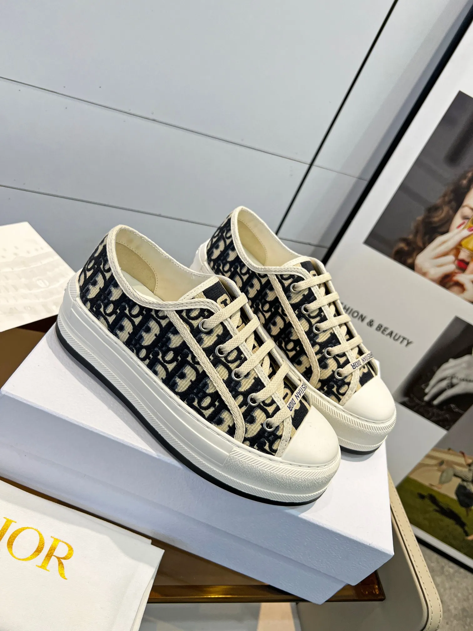 👟👟Ex-factory price 520👟👟 Dior Dior's latest spring and summer catwalk style casual thick-soled cloth shoes. It's hard to find one shoe in the counter. Jin Zhixiu has the same style with many Internet celebrities. The fried chicken on the feet is versatile, authentic Taikoo Hui purchase and development. High-end customized upper materials, 3D electric embroidered three-dimensional cloth, the outsole is perfectly reproduced, the foot feels very comfortable, the original full set of packaging code number 35-40 (41 custom-made)